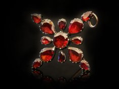 Antique Pendant Necklaces: Timeless Elegance and Versatility