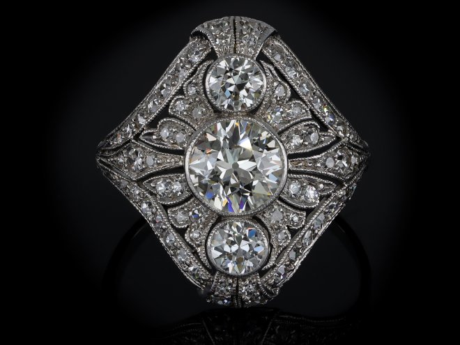 Art Deco three stone diamond cluster ring, circa 1920.