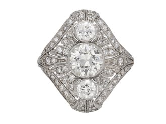Art Deco three stone diamond cluster ring, circa 1920.