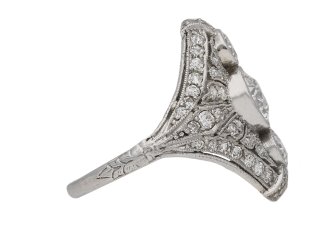 Art Deco three stone diamond cluster ring, circa 1920.