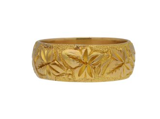 Engraved wedding ring in 18 carat yellow gold, English, circa 1911.