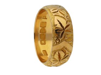 Engraved wedding ring in 18 carat yellow gold, English, circa 1911.