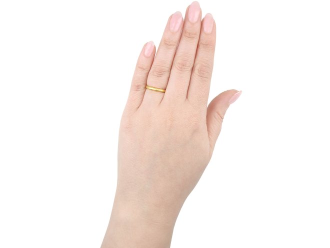 Gold posy ring, 'Variety is the Beauty of ye World', circa 19th century.