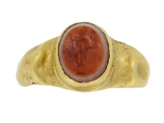 side view Ancient Roman gold ring with agate intaglio of Minerva