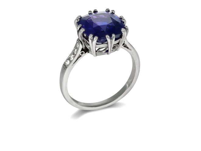 Vintage colour change Ceylon sapphire ring, circa 1950.