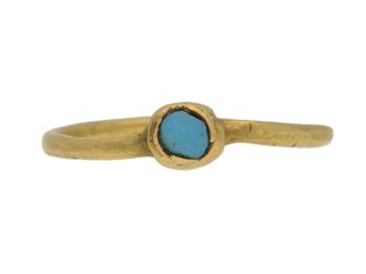 Medieval gold ring with turquoise, circa 13th century.