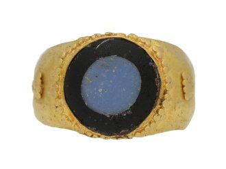 Ancient Roman gold ring with glass cabochon, circa 1st-2nd century AD.