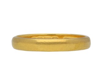 22ct yellow gold wedding band, circa 1900.