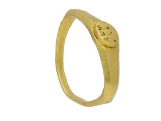 Ancient Roman 'EVT/VXI' gold signet ring berganza hatton garden