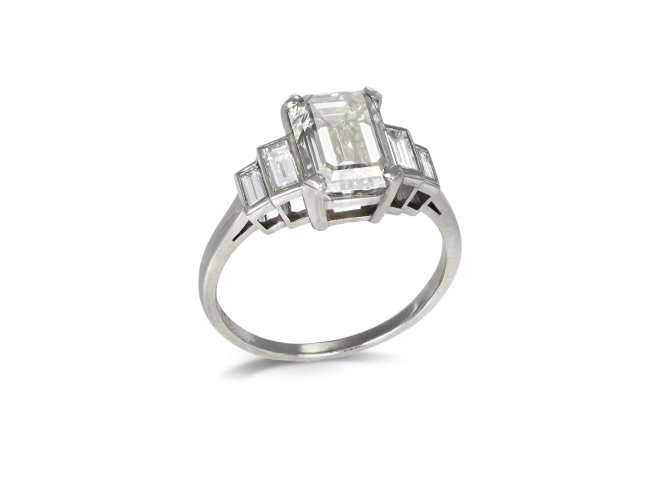 Art Deco flanked solitaire diamond ring, circa 1925.