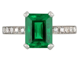 Colombian emerald and diamond flank solitaire ring, circa 1925.