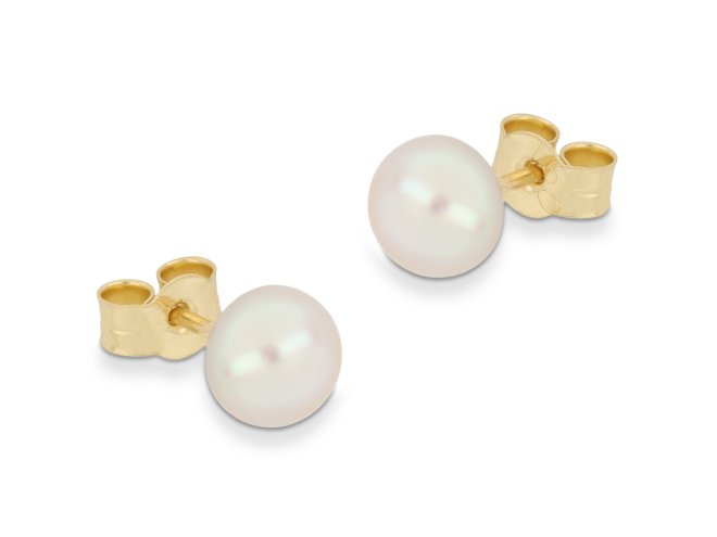 Natural pearl stud earrings.