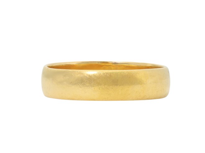 Yellow gold wedding band, English, 1912. 
