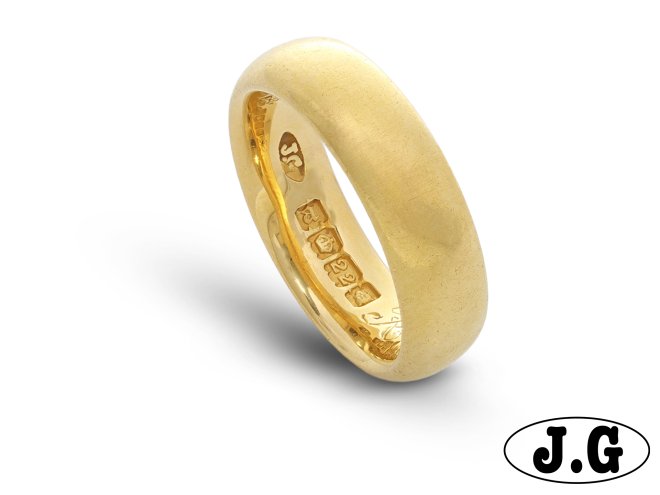 Yellow gold wedding band, English, 1916.