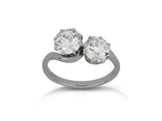 Art Deco diamond crossover ring, circa 1920.