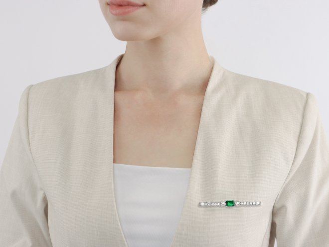 Colombian emerald and diamond bar brooch, circa 1920. 