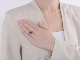 Georgian sapphire and diamond cluster ring, circa 1820. 