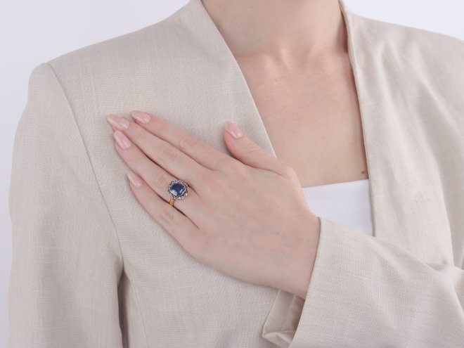 Georgian sapphire and diamond cluster ring, circa 1820. 