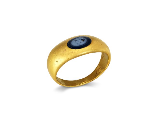 Roman gold ring with lyre nicolo intaglio, circa 1st 3rd Century.