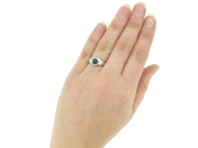 hand view S. Kind & Sons sugarloaf cabochon sapphire ring, circa 1935. berganza hatton garden