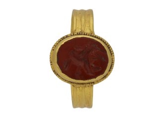Ancient Roman jasper signet ring engraved with a grillo, circa 1st to 2nd century AD. 