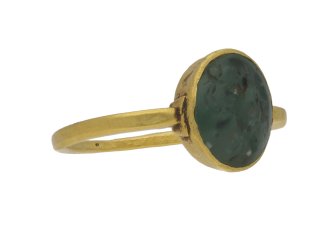 Ancient Roman signet ring engraved with Victoria (Victory), circa 2nd century AD.